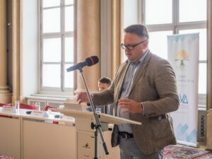 Boris Sloboda, generálny tajomník ASR, prednášajúci o vývoji vzdelávania dospelých na Slovensku, na konferencii Zručnosti pre život, v Primaciálnom paláci